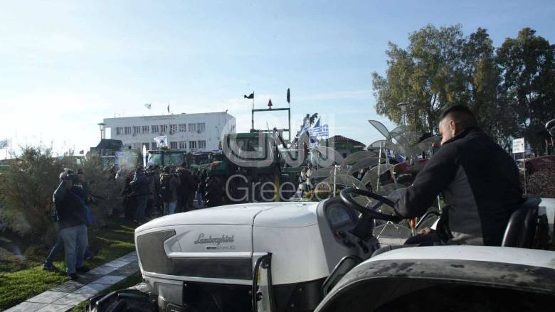 Βόλος: Αποχώρησαν οι αγρότες από το λιμάνι μετά το τελεσίγραφο της ΕΛΑΣ - Πάνω από 90 τα μπλόκα