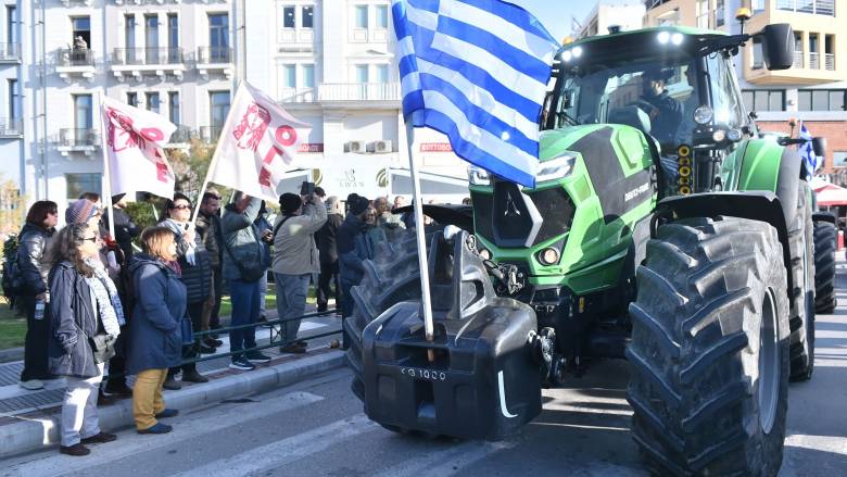 Νέα ένταση στα μπλόκα με συγκρούσεις και χημικά: Αμετακίνητοι οι αγρότες - «Θα πάμε παντού»