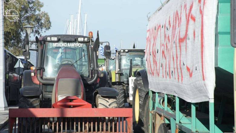 Αγρότες και αλιείς αποκλείουν το λιμάνι του Βόλου - Κλιμακώνονται οι κινητοποιήσεις σε όλη τη χώρα