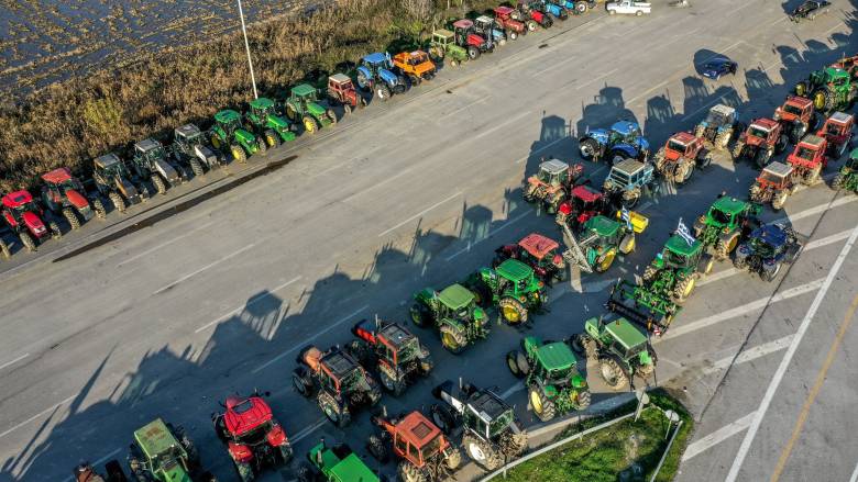 «Αποκλείουμε τη χώρα από στεριά και θάλασσα»: Έτοιμοι για σύγκρουση οι αγρότες
