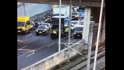 Αττική οδός: Σοκαριστικό βίντεο – Αναβάτης μηχανής παρασύρει τροχονόμο