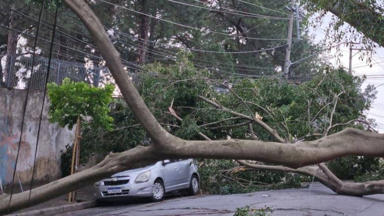Στο σκοτάδι εκατοντάδες χιλιάδες νοικοκυριά από τους θυελλώδεις ανέμους στο Σάο Πάολο