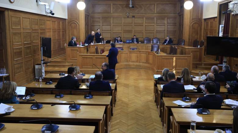 Ειρωνείες, ευτράπελα, ένταση και εκρηκτικοί διάλογοι στην Εξεταστική με τον «Φραπέ»