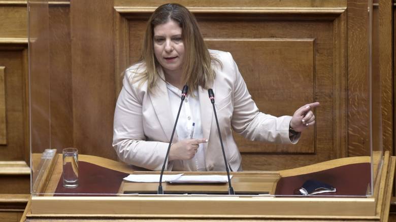 «Στη ζωή μου έχω σκίσει πολλά καλσόν» - Απάντηση Συρεγγέλας στη νέα επίθεση από Κωνσταντοπούλου