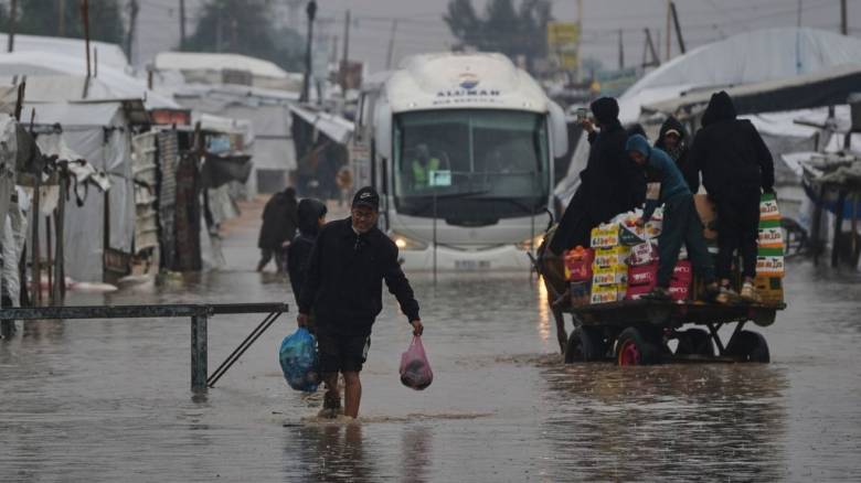 Η κακοκαιρία Byron σαρώνει τη Γάζα – Πλημμύρισαν οι σκηνές στους καταυλισμούς των εκτοπισμένων
