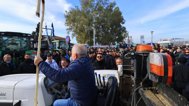 Διαμαρτυρία αγροτών έξω από γραφεία βουλευτών της ΝΔ στη Λάρισα - Πετάνε άχυρα