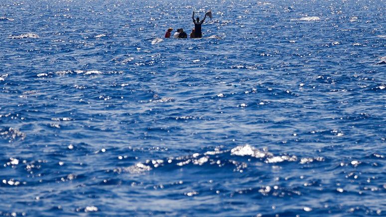 Διάσωση 60 μεταναστών στα ανοιχτά της Μάλτας μετά την ανατροπή του σκάφους τους