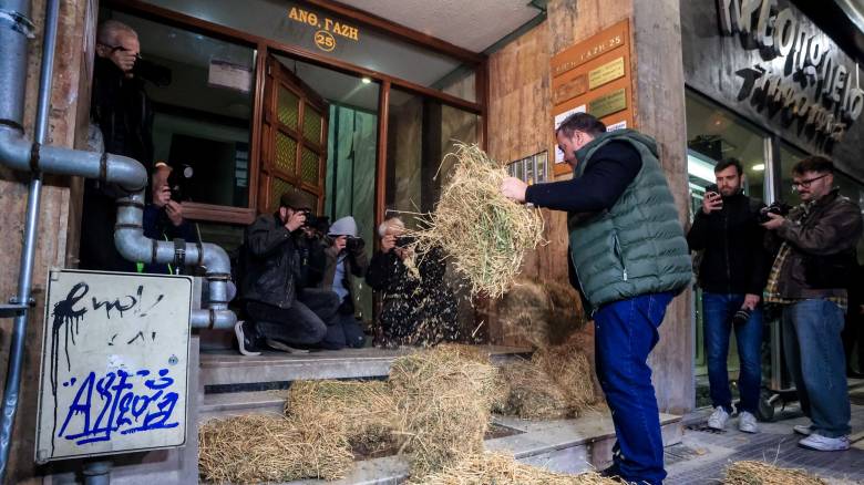 Διαμαρτυρία αγροτών έξω από γραφεία βουλευτών της ΝΔ στη Λάρισα - Πετάνε άχυρα