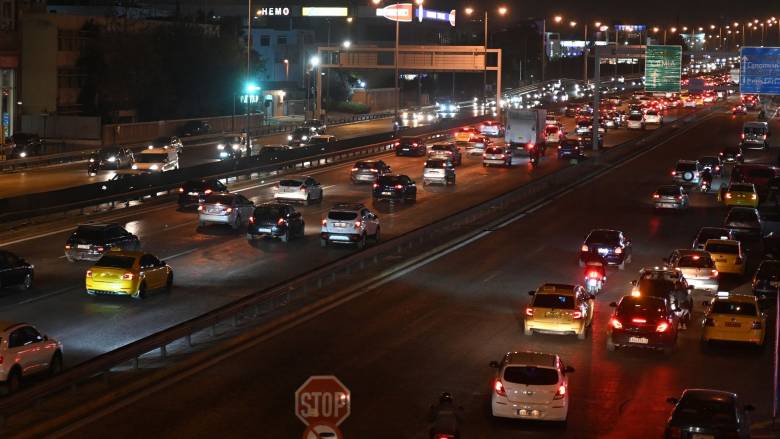 «Εμφραγμα» στους δρόμους: Καθυστερήσεις σε Κηφισό, Αττική οδό και κέντρο της Αθήνας