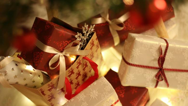 Infographic: Πώς μπορούν να γίνουν τα χριστουγεννιάτικα δώρα πιο φιλικά στο περιβάλλον