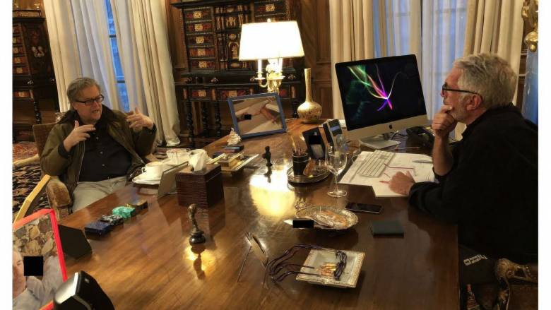 Αντιδράσεις από τις νέες φωτογραφίες του Έπσταϊν και των καλεσμένων του που δόθηκαν στη δημοσιότητα