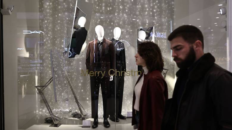 Εορταστικό ωράριο Χριστουγέννων: Ανοιχτά σήμερα Κυριακή τα εμπορικά καταστήματα
