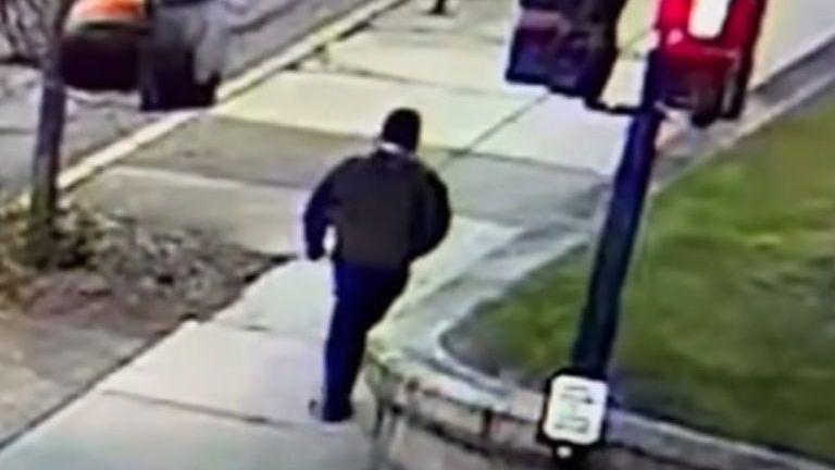 ΗΠΑ: Το πρώτο βίντεο μετά τους πυροβολισμούς - Ο φερόμενος δράστης φεύγει από το Πανεπιστήμιο Brown