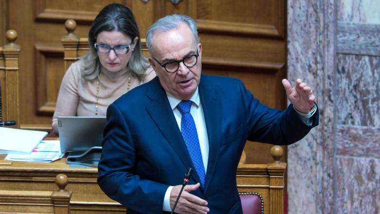 Άγρια κόντρα Παπαθανάση - Πολάκη στη Βουλή: «Χειροκροτούσατε Βαρουφάκη, εμείς Πιερρακάκη»