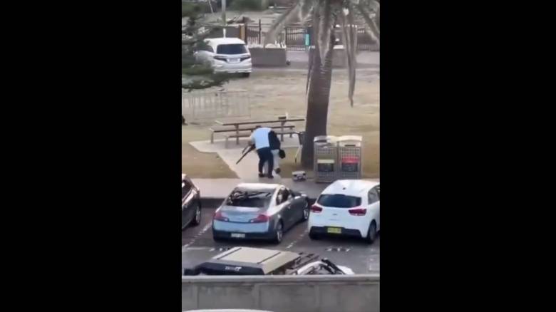 Αυστραλία: Η στιγμή που πολίτης αφοπλίζει έναν από τους δράστες του μακελειού στην παραλία Μπόντι