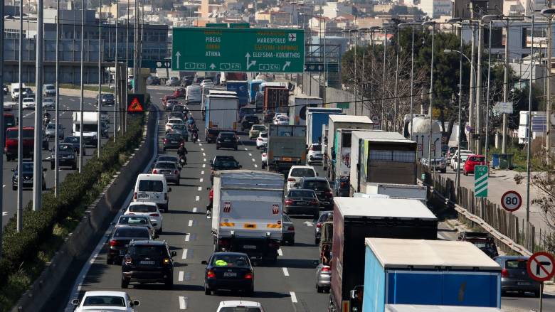 Σε επ’ αόριστον κινητοποιήσεις προχωρούν οι οδηγοί φορτηγών