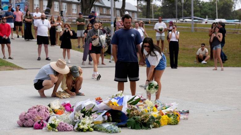Μακελειό στο Σίδνεϊ: Χειρουργήθηκε ο «ήρωας» της παραλίας - Περήφανοι δηλώνουν οι γονείς του