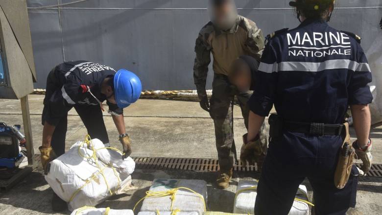 «Μπλόκο» σε μεγάλη ποσότητα κοκαΐνης - To ελληνικό πλοίο, οι συλλήψεις και η διαδρομή θρίλερ