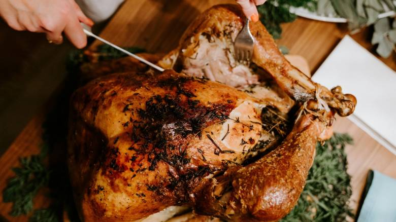 «Ψαλιδίζει» τις αγορές Χριστουγέννων η ακρίβεια - Χρήση AI από το 42% για τον εντοπισμό προσφορών