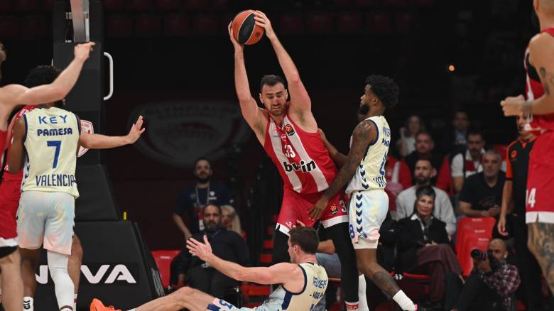 Ο Ολυμπιακός «βραχυκύκλωσε» και η Βαλένθια χτύπησε… καμπανάκι στο ΣΕΦ