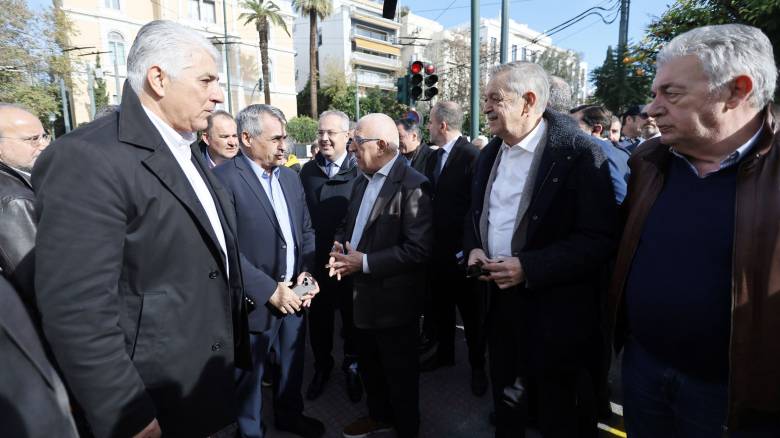 Συνάντηση Κακλαμάνη με αντιπροσωπεία της ΚΕΔΕ - Τι ζητούν στο ψήφισμα που κατέθεσαν