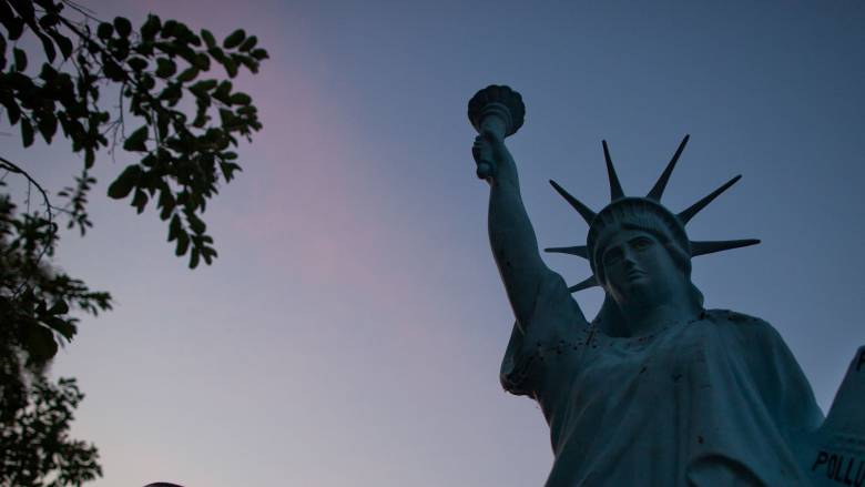 Βραζιλία: Αντίγραφο του Αγάλματος της Ελευθερίας έπεσε από τους ανέμους - Η στιγμή της κατάρρευσης