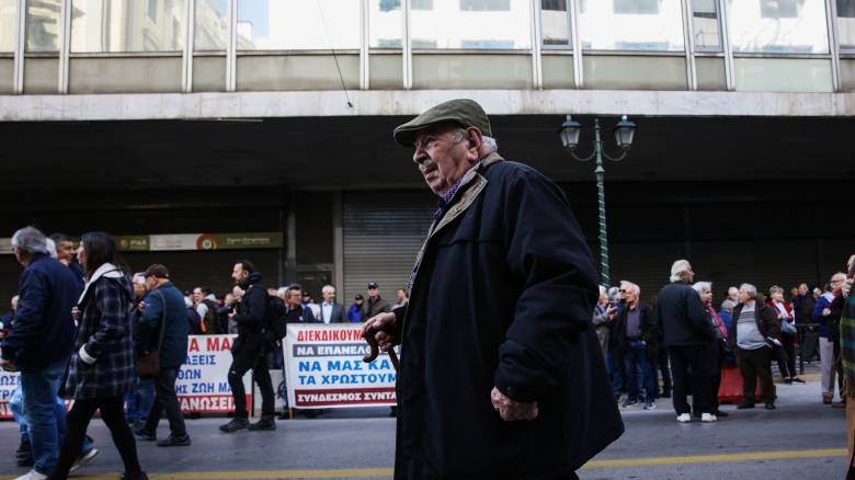 Συγκέντρωση συνταξιούχων στο υπουργείο Εργασίας - Τι ζητούν