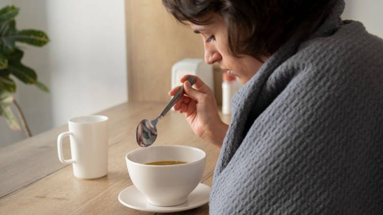 Μύθος ή αλήθεια ότι η σούπα βοηθά να συνέλθουμε από γρίπες και κρυολογήματα; Η επιστήμη απαντά