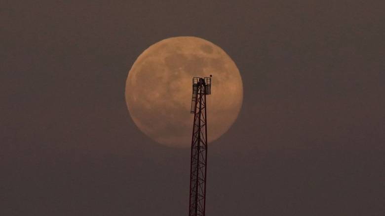 Γιατί η ίδια πλευρά της Σελήνης είναι πάντα στραμμένη προς τη Γη;