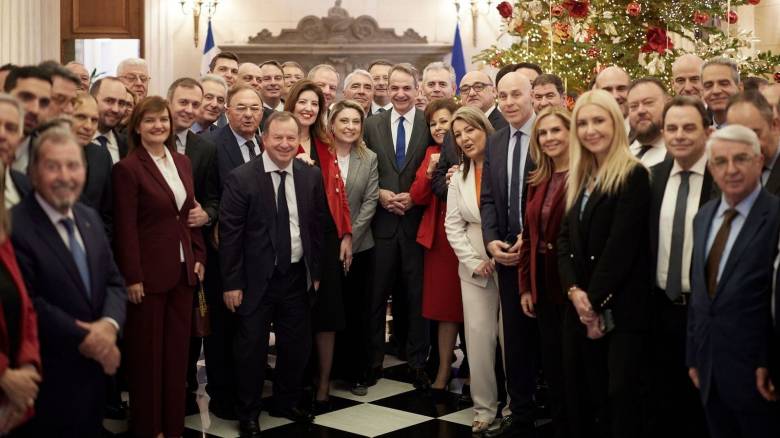 Ανταλλαγές δώρων στο Μαξίμου μεταξύ Μητσοτάκη και βουλευτών - Τι πήρε ο πρωθυπουργός