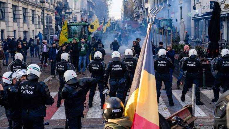 Χάος στις Βρυξέλλες μεταξύ αγροτών και αστυνομίας: Επεισόδια έξω από το Ευρωπαϊκό Κοινοβούλιο