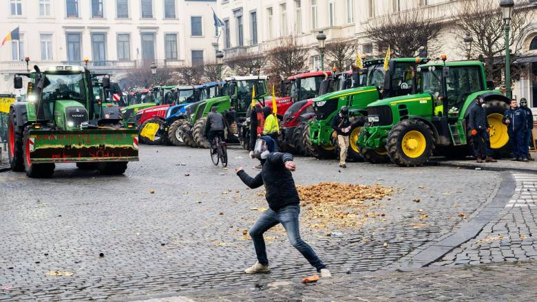 Μπλόκο χιλιάδων αγροτών και στις Βρυξέλλες: «Απόβαση» τρακτέρ από 27 χώρες