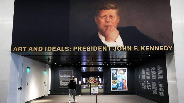 ΗΠΑ:  Το Κέντρο Κένεντι μετονομάστηκε σε «Κέντρο Τραμπ - Κένεντι»