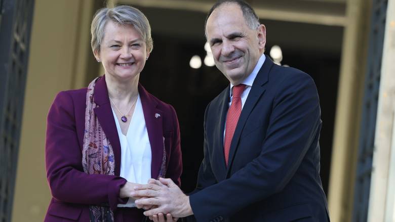 Συνάντηση Γεραπετρίτη με ΥΠΕΞ Βρετανίας: Οι εξοπλισμοί να μην στρέφονται κατά συμμάχων