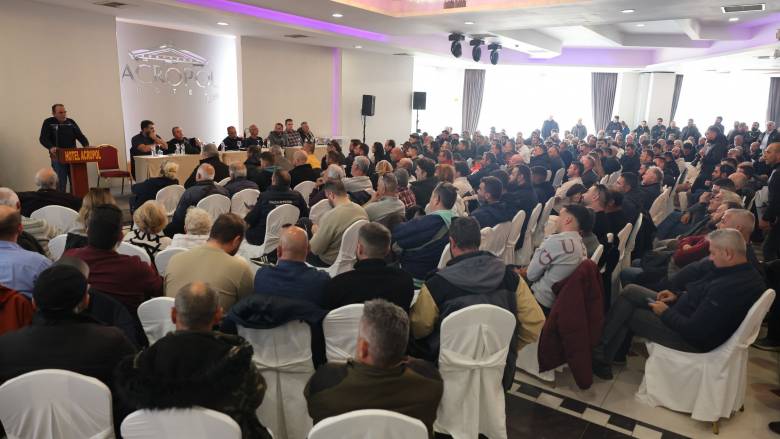 Κλιμακώνουν οι αγρότες: «Η κυβέρνηση μας εμπαίζει» - «Ναι» σε διέλευση από τα μπλόκα τα Χριστούγεννα