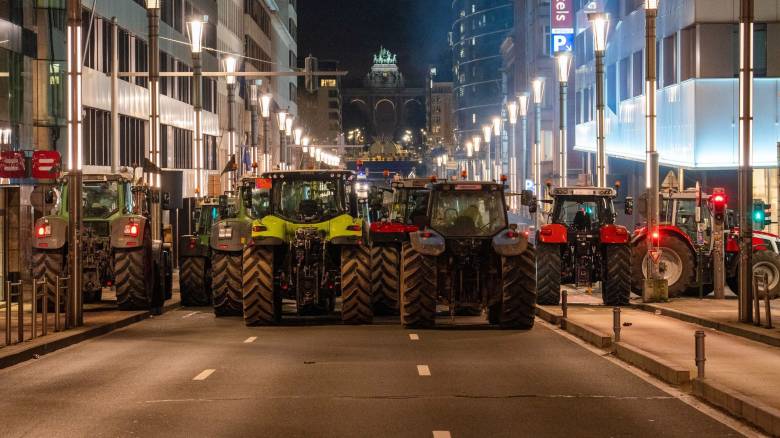 Μπλόκο των τρακτέρ στους δρόμους των Βρυξελλών - Πάνω από 10.000 αγρότες θα κατακλύσουν την πόλη