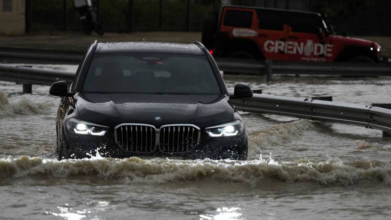 Σφοδρή κακοκαιρία πλήττει το Ντουμπάι και το Άμπου Ντάμπι - Δεκάδες πτήσεις ακυρώθηκαν