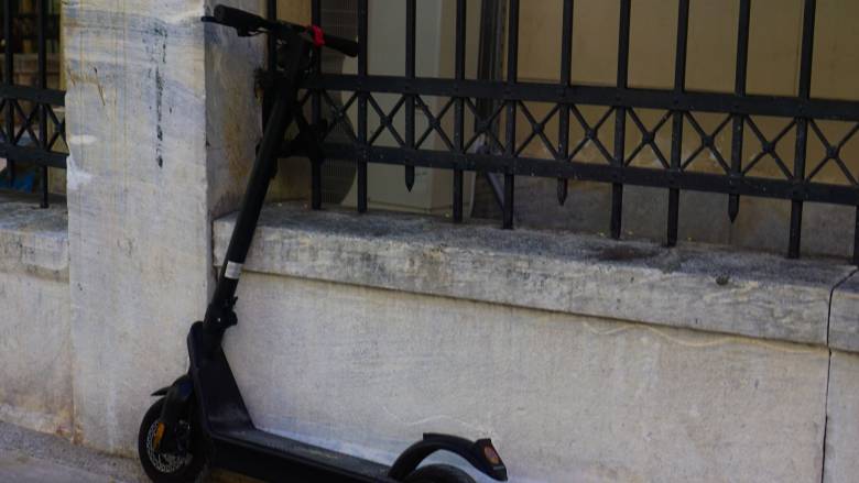 Θεσσαλονίκη: Οδηγός μηχανής εμβόλισε ηλεκτρικό πατίνι και έριξε γροθιά στον επιβάτη του