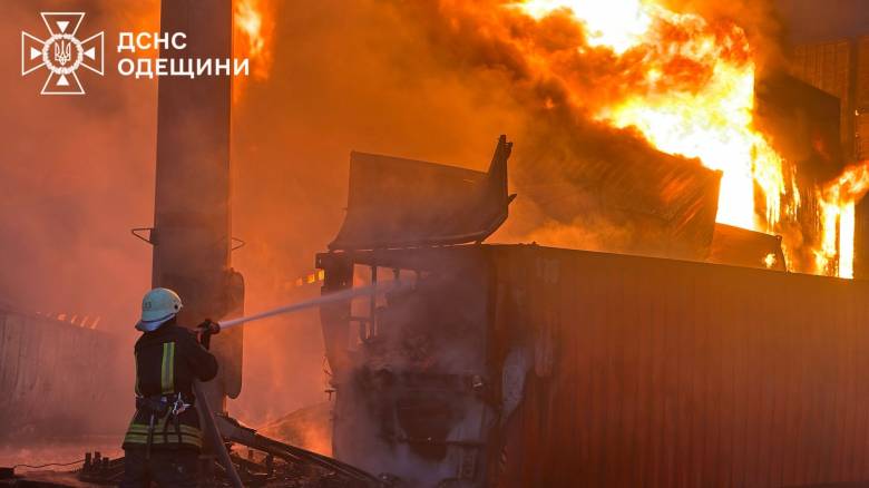 Πυρκαγιά στον μεγαλύτερο τερματικό σταθμό φυτικών ελαίων της Οδησσού, μετά τα ρωσικά πλήγματα