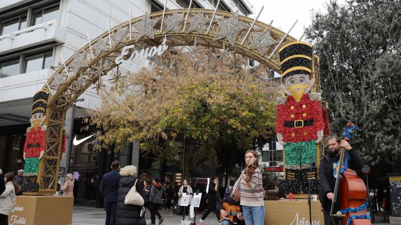 Εορταστικό ωράριο: Ανοιχτά σήμερα Κυριακή τα εμπορικά καταστήματα