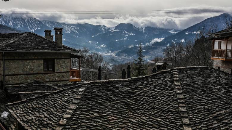 Πυρκαγιά στο Μέτσοβο από σόμπα: Κάηκαν δυο σπίτια, ζημιές σε τρίτο - Στο νοσοκομείο ηλικιωμένη