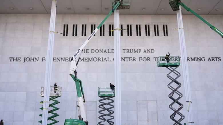 ΗΠΑ: Το «Κέντρο Κένεντι» στην Ουάσιγκτον απέκτησε νέα πινακίδα με το όνομα του Ντόναλντ Τραμπ