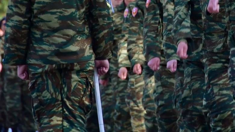 «Ουδείς που σπουδάζει ή διαμένει ήδη στο εξωτερικό θίγεται»: Τι θα ισχύσει με τη στρατιωτική θητεία