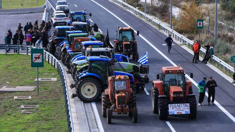 Οι αγρότες έκλεισαν για 5 ώρες τις σήραγγες των Τεμπών για τα φορτηγά - Απαγόρευση κυκλοφορίας ΙΧ