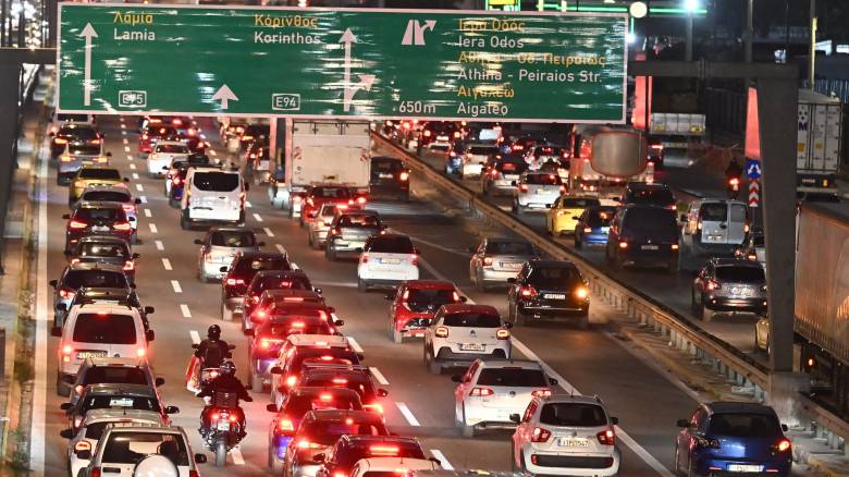 «Στο κόκκινο» η κίνηση σε Κηφισό λόγω τροχαίου με μοτοσυκλέτες - Μποτιλιάρισμα στο κέντρο της Αθήνας