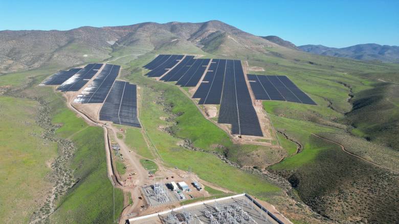 Πάνω από 800 εκατ. δολάρια στα «ταμεία» της Metlen από το deal φωτοβολταϊκών και BESS στη Χιλή