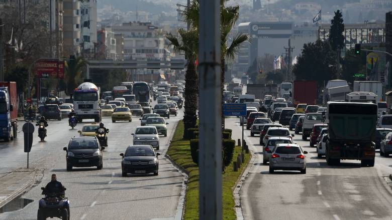 Στο «κόκκινο» η κίνηση στους δρόμους: Χαμηλές ταχύτητες στις εξόδους και στο κέντρο της Αθήνας