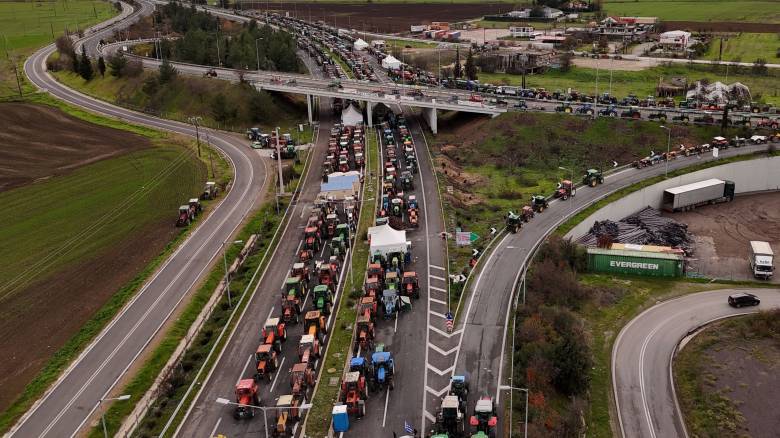Ο «εφιάλτης στο δρόμο με τα μπλόκα» και το μπαλάκι ευθυνών κυβέρνησης - αγροτών 