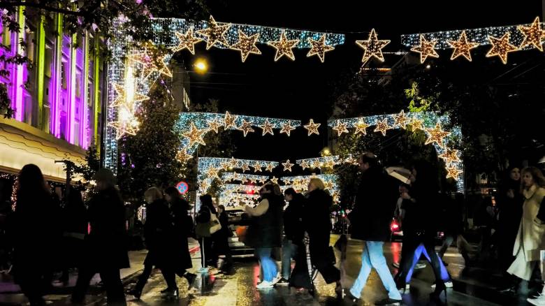 Ο καιρός των Χριστουγέννων: Κάλαντα με ομπρέλες, χειμώνας από την Παρασκευή