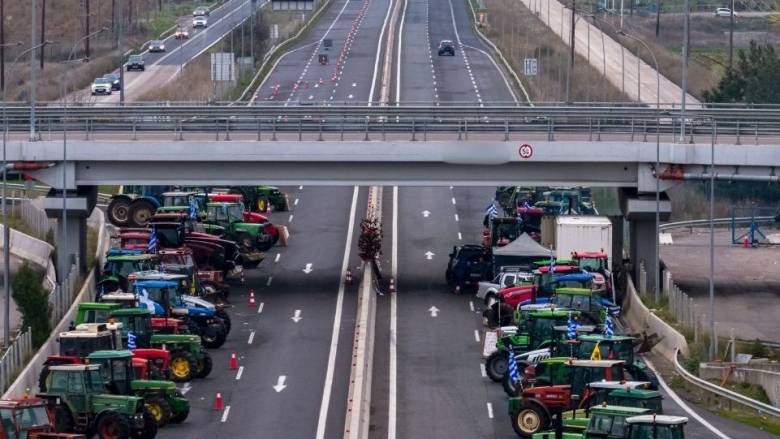 Μετ εμποδίων η έξοδος των εκδρομέων - Τα αγροτικά μπλόκα και οι εναλλακτικές διαδρομές